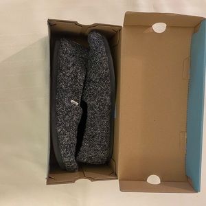 Toms 8.5 women black heather knit sweater faux fur alpargata slip on